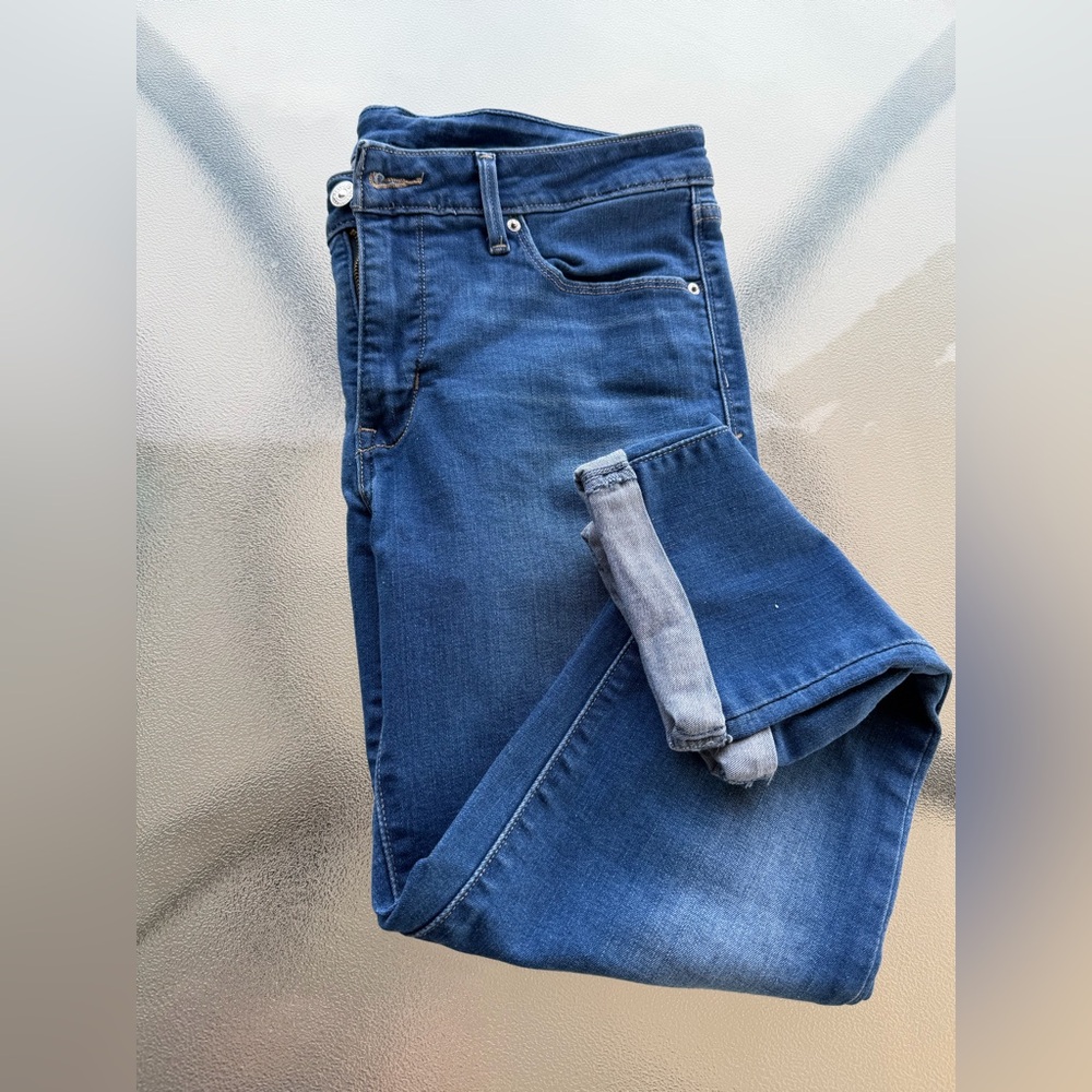 Women’s Levi’s cropped skinny jeans.